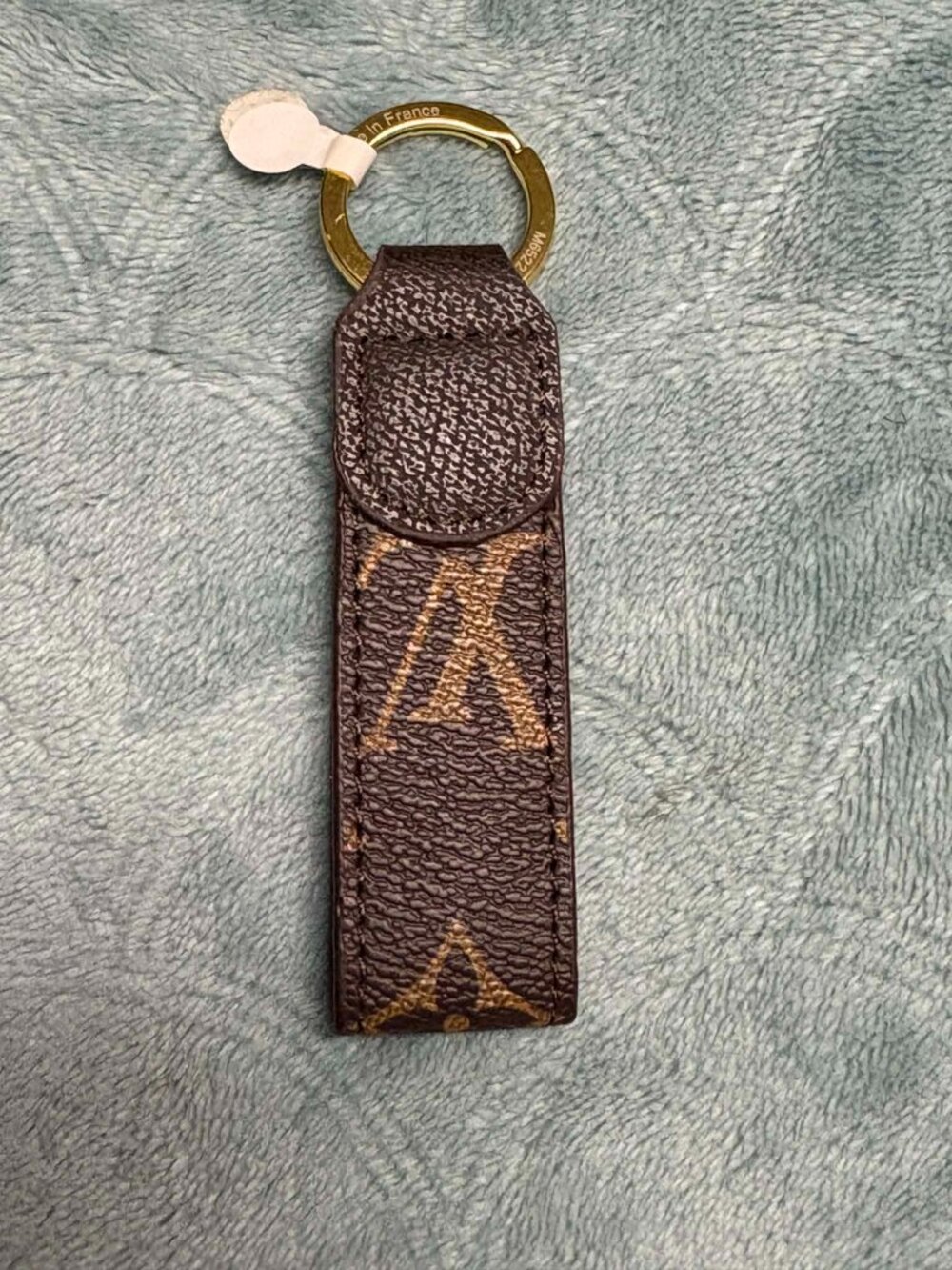 Faux Leather Keychain with gold detail - Picture 4 of 4